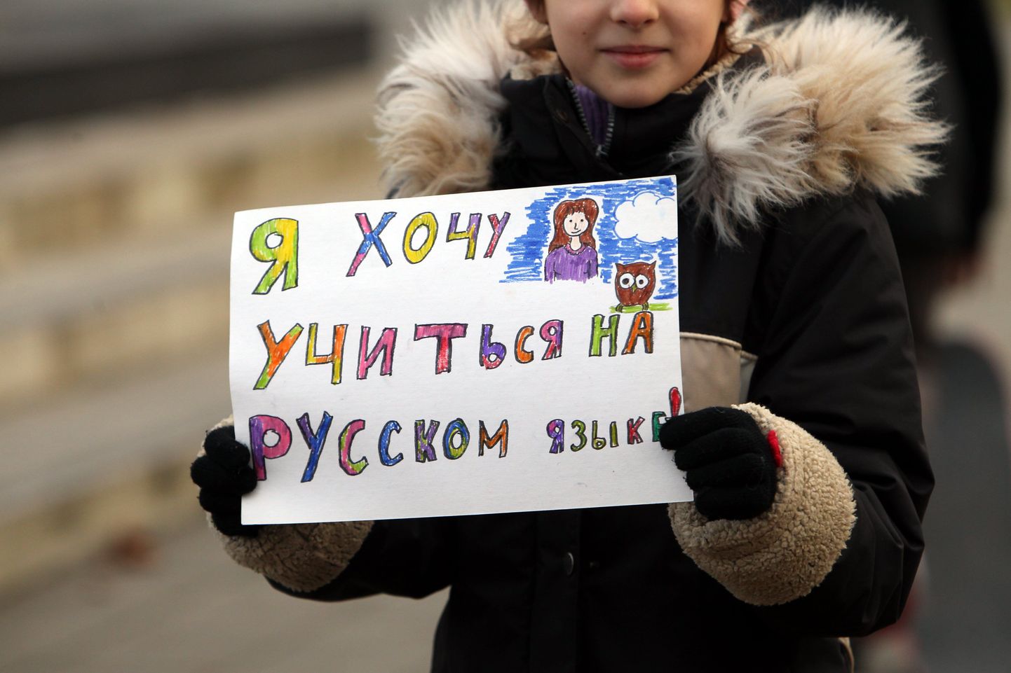 Meeleavaldusel osalenud Dmitri Klenski soovitas väiksel tüdrukul oma plakat teinekord karmima sõnastusega teha.