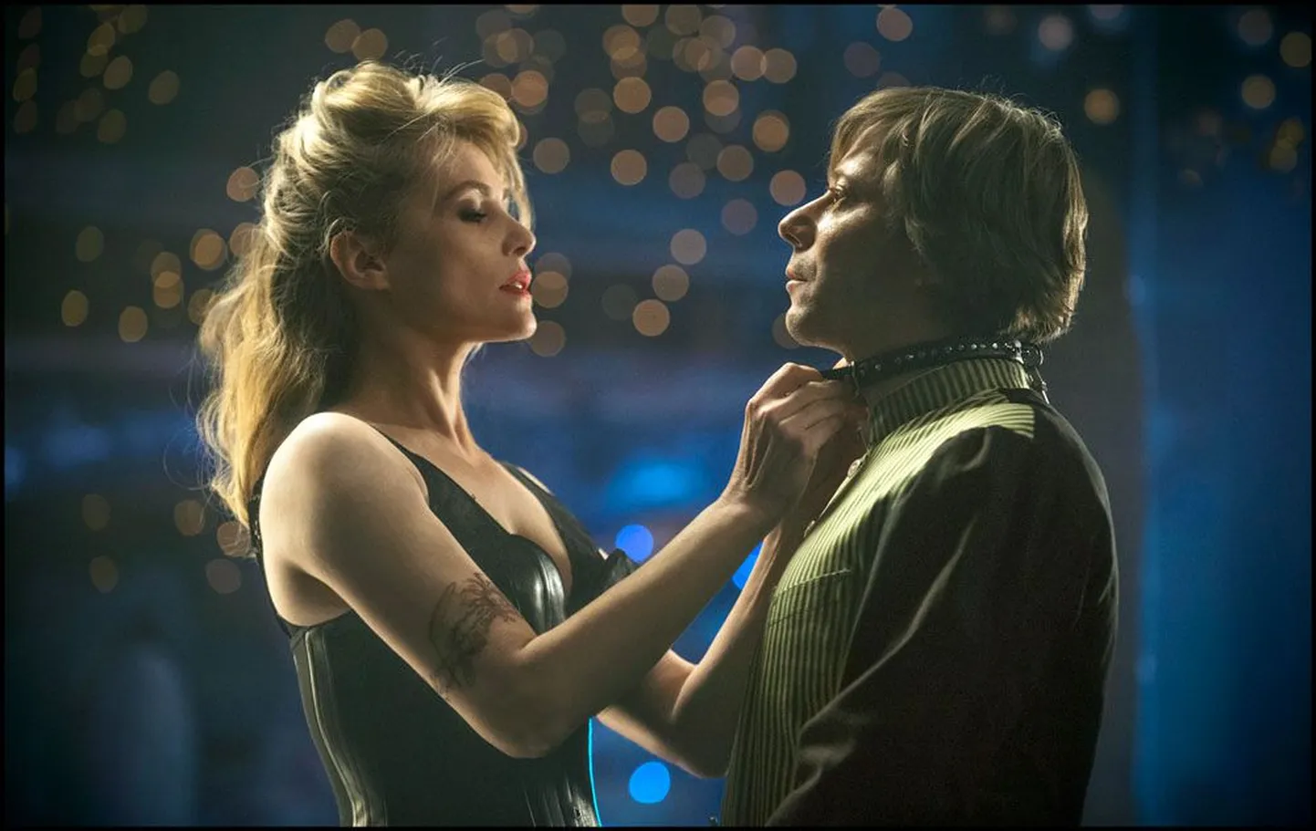 Elu kasvab lavastuseks ja lavastus eluks. Vanda või Wanda (Emmanuelle Seigner) ja Thomas või Severin (Mathieu Amalric).