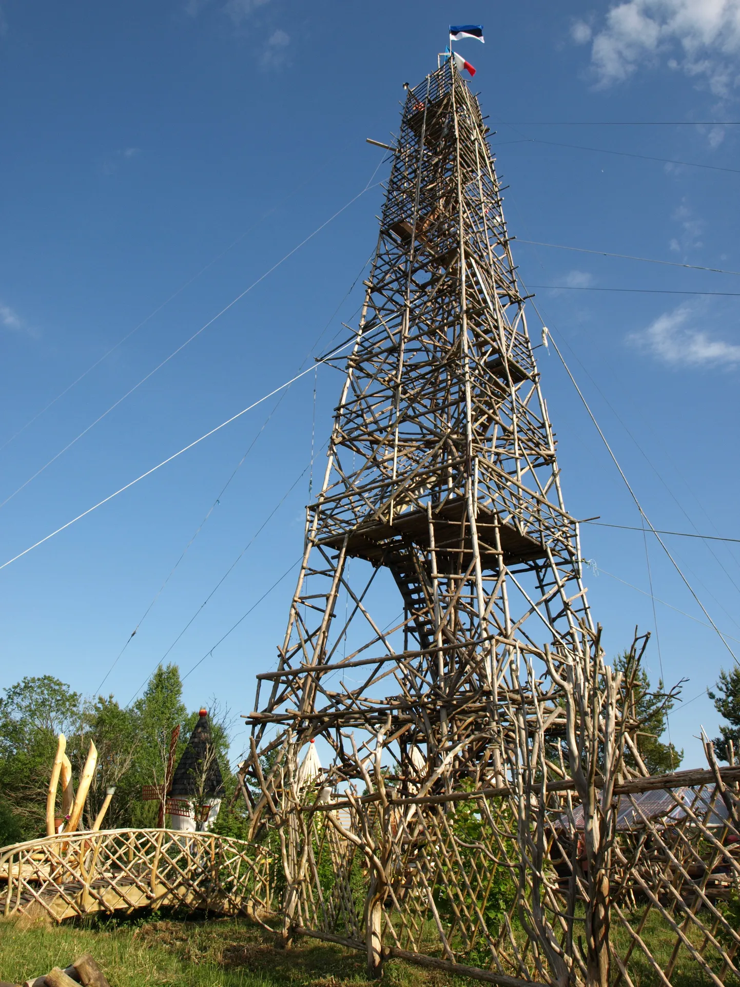 Копия Эйфелевой башни, построенная Алликсоо весной 2008 года.