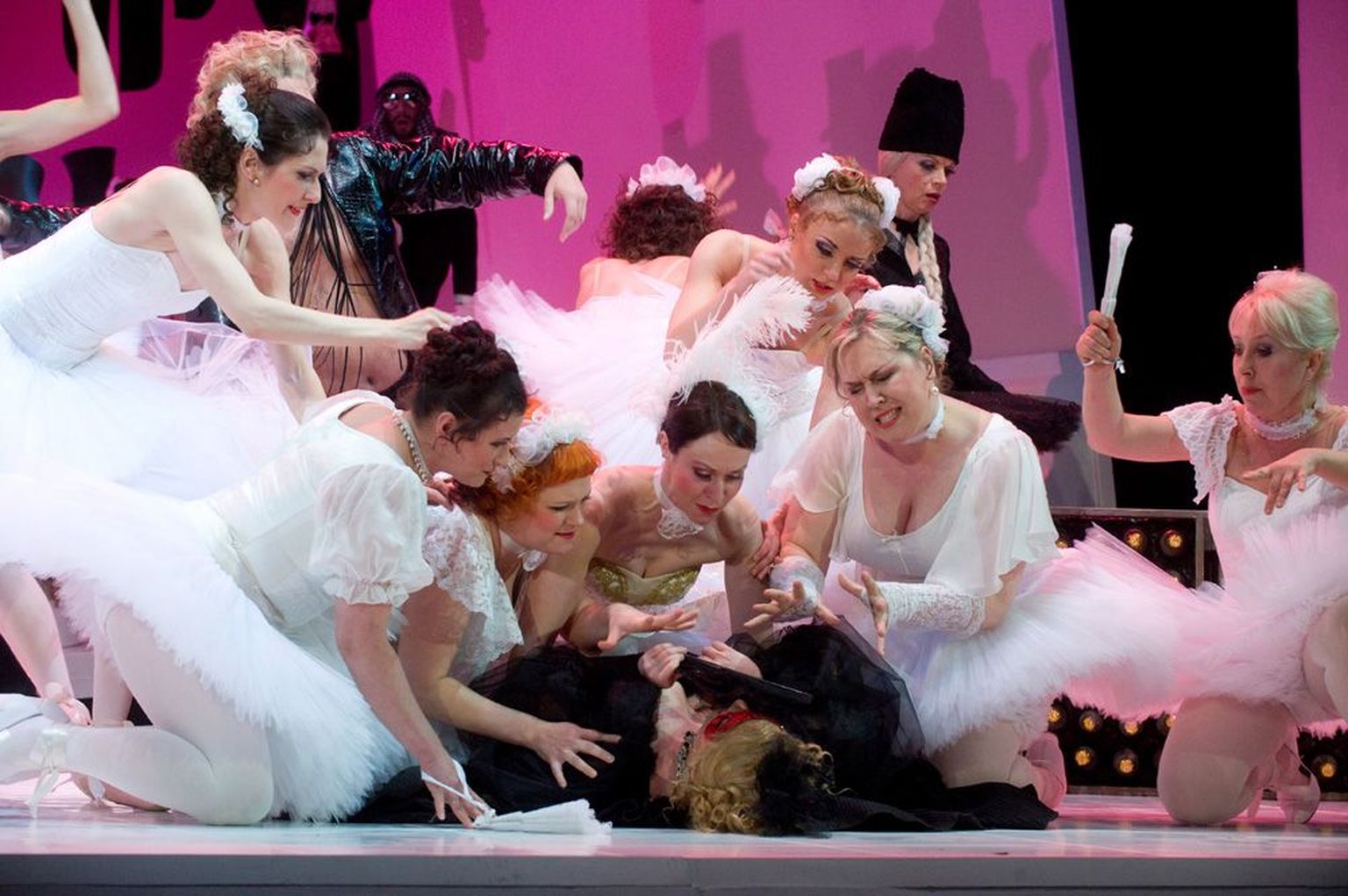 Stseen operetist «Nahkhiir». Pidulised tahavad Ungari krahvitari mängivalt Rosalindelt (Aile Asszonyi) maski rebida.