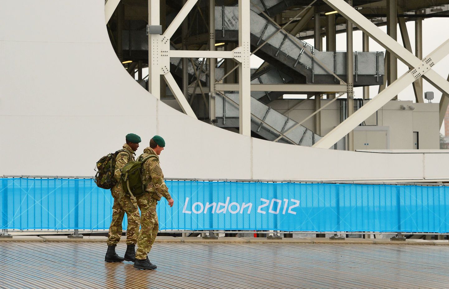 Sõdurid Londoni olümpiastaadioni juures.
