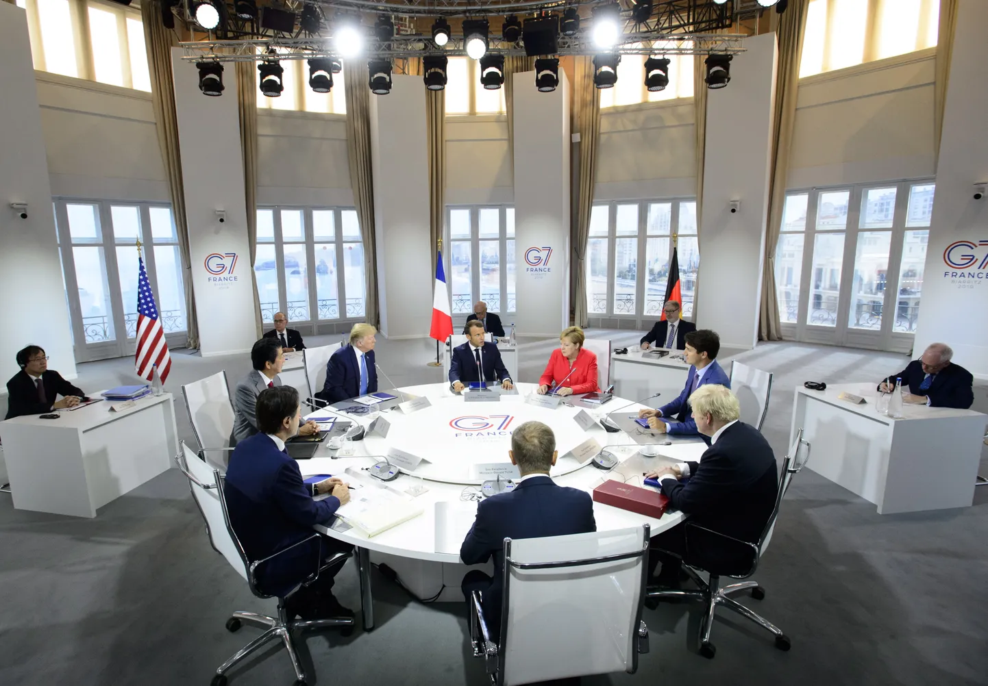 G7 riikide liidrid Prantsusmaal ümarlaua ääres.