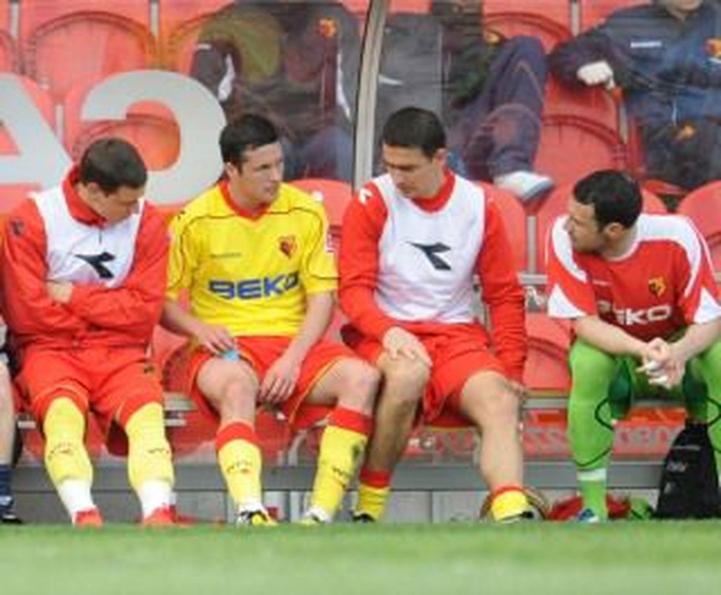 Andrei Stepanov (paremalt teine) istumas Watfordi pingil.