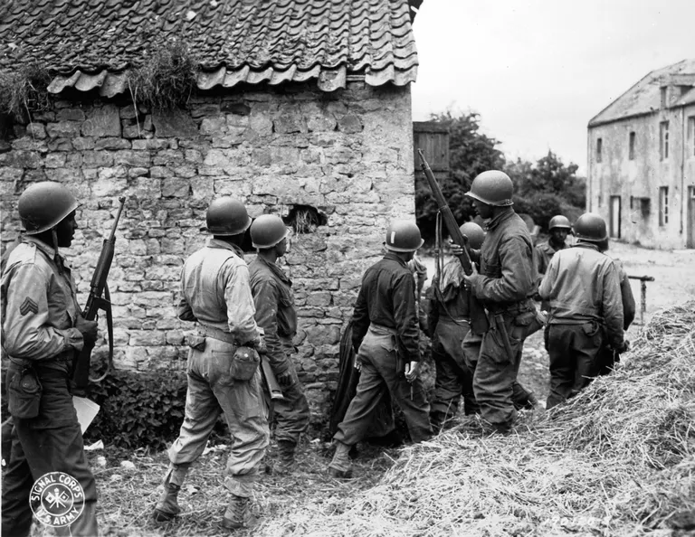 USA sõdurid jõudsid juunis 1944 Normandia Omaha rannalt lähedasse Vierville-sur-Meri külla, mille nad vallutasid