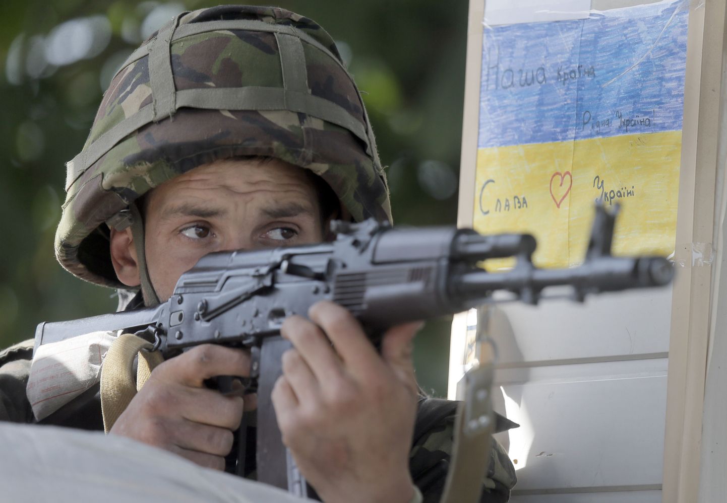 Ukraina sõdur on võtnud positsiooni sisse Slovjanski lähistel.