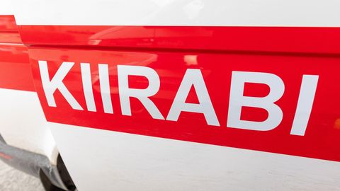Noor naine sõitis jalgrattaga autole ette