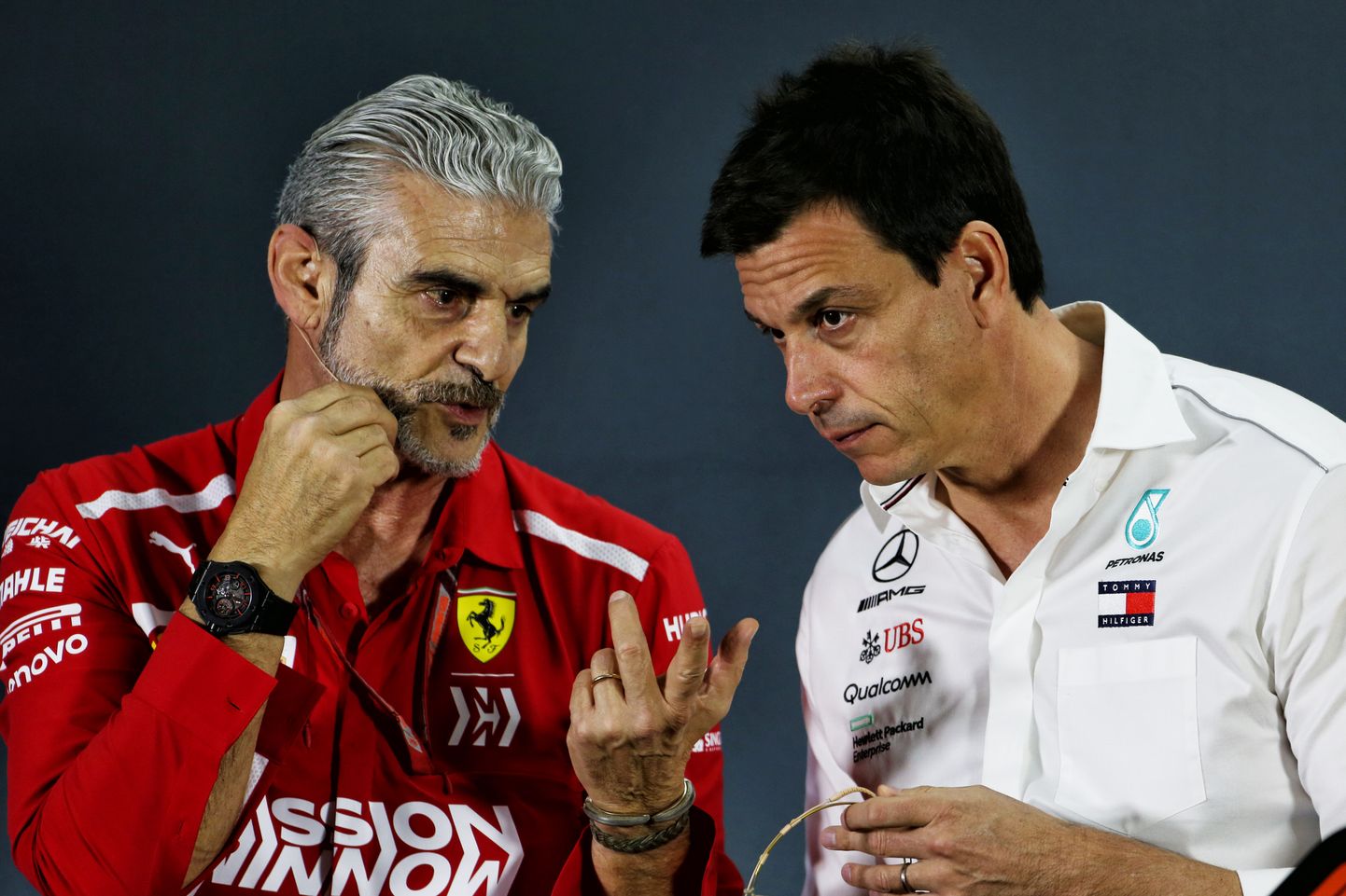 Toto Wolff (paremal) usub, et rivaalid, sealjuures Ferrari (pildil boss Maurizio Arrivabene) on jõuliselt arenenud.