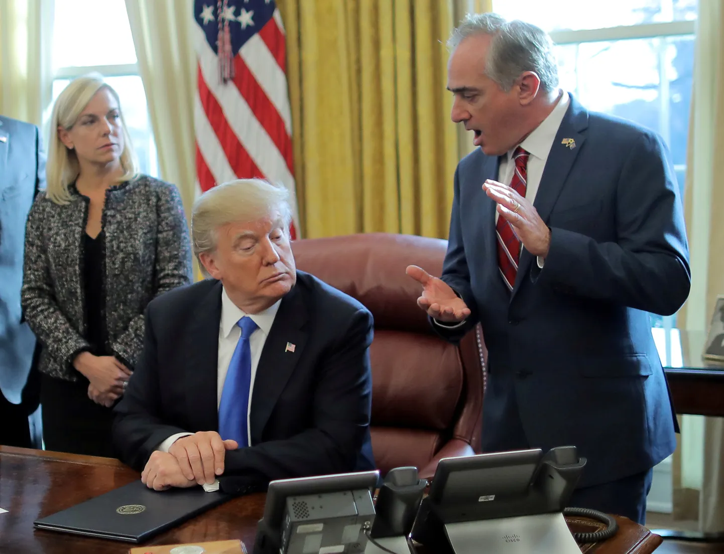 USA president Donald Trump kuulamas David Shulkini nõuandeid.