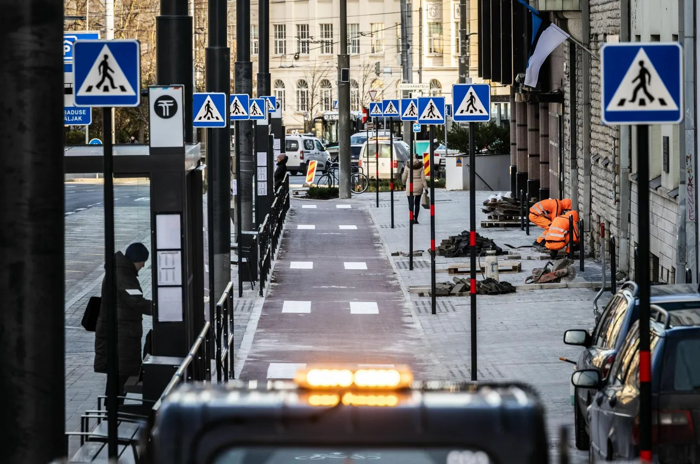 Kaarli puiestee äärne kõnnitee on peale rekonstrueerimist täitunud ülekäiguraja märkidega.