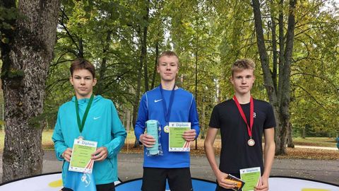 Noored lippasid kooli pargis võidu