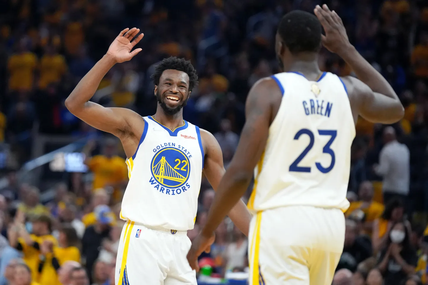 Andrew Wiggins (22) ja Draymond Green (23).