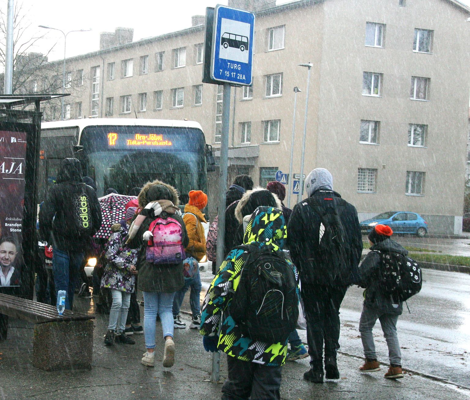 Оруским школьникам приходится ездить домой на рейсовых автобусах.