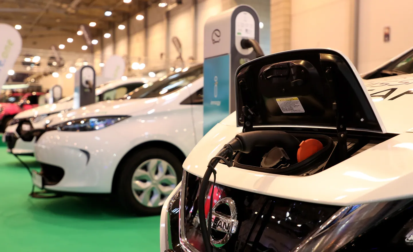 Nissan Leaf laadimas.