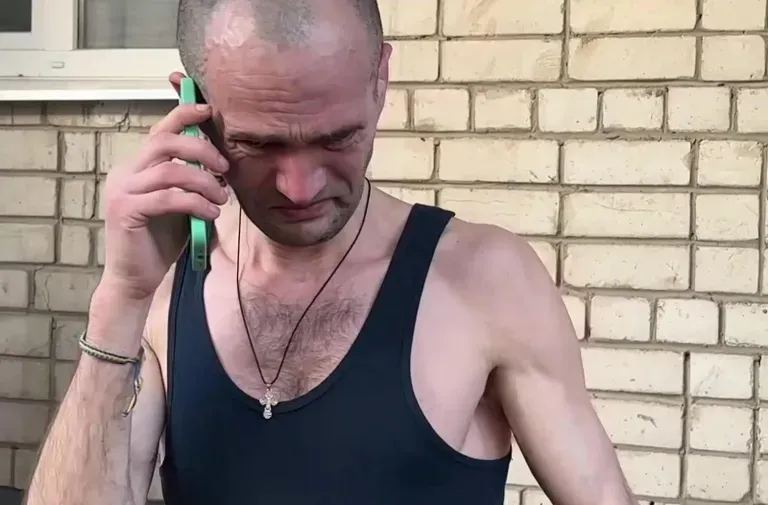 Проведя полтора года в российской тюрьме, заплаканный Мыкола впервые после освобождения звонит домой своим пожилым родителям.