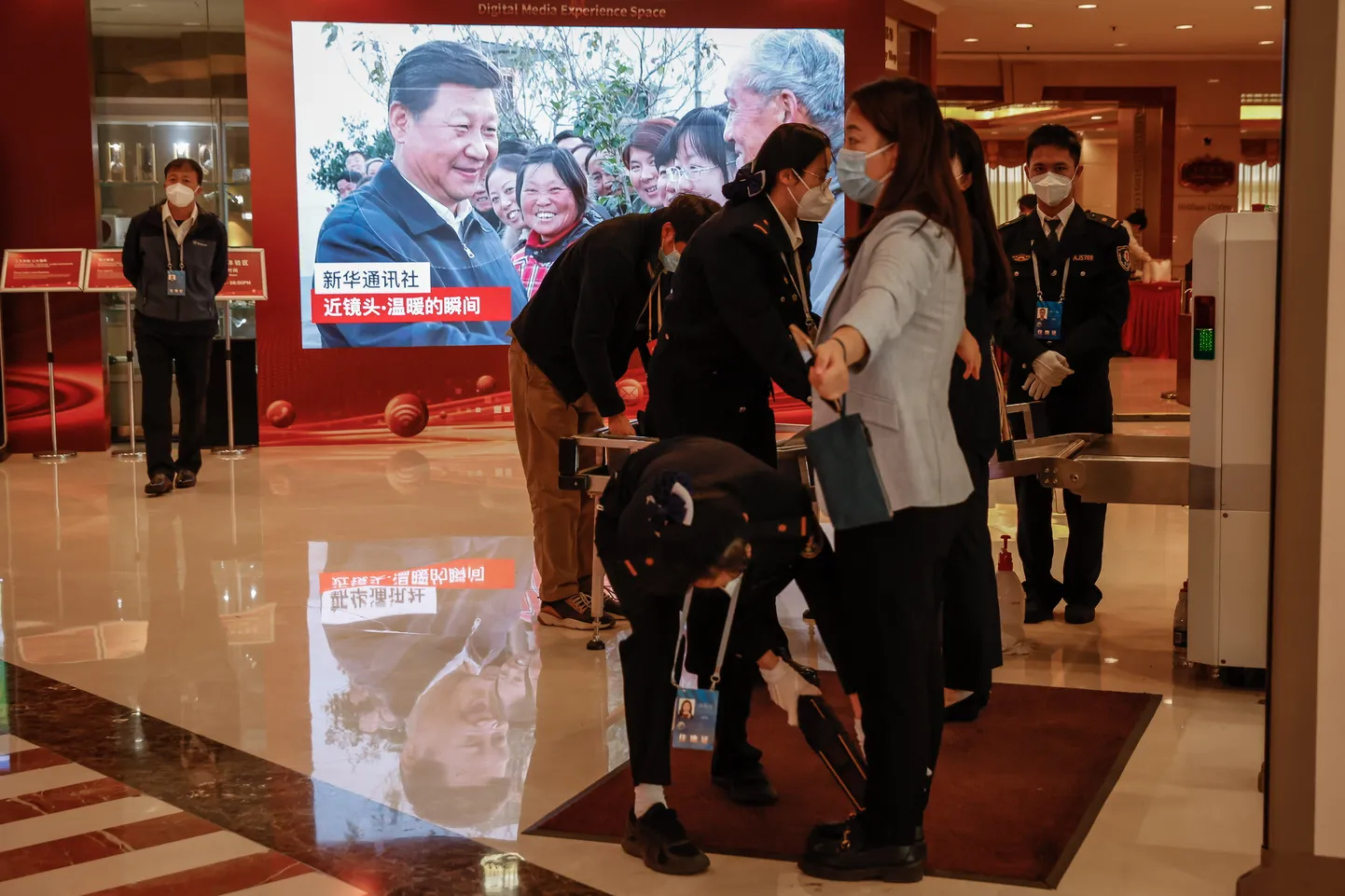Hiina president Xi Jinping valitakse parteikongressil suurriiki tüürima ka seninägematuks kolmandaks ametiajaks. Pealinnas käivad suured ettevalmistused pidulikuks juubelikongressi tähistamiseks. Fotol turvakontroll Pekingi Nikko hotellis.