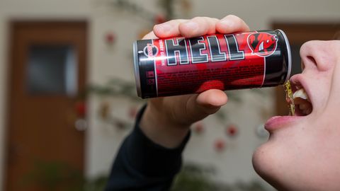 Vāc parakstus, lai aizliegtu enerģijas dzērienu ar augstu kofeīna saturu pārdošanu nepilngadīgajiem