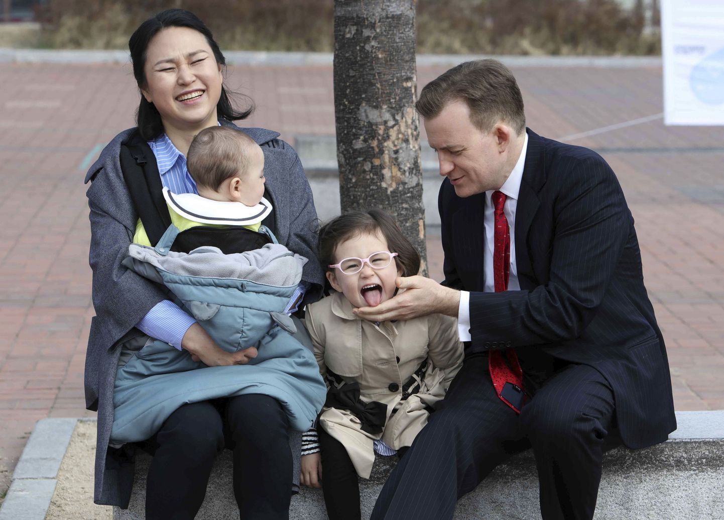 Роберт Келли, его жена Джуна Ким и дети - Мэрион и Джеймс.