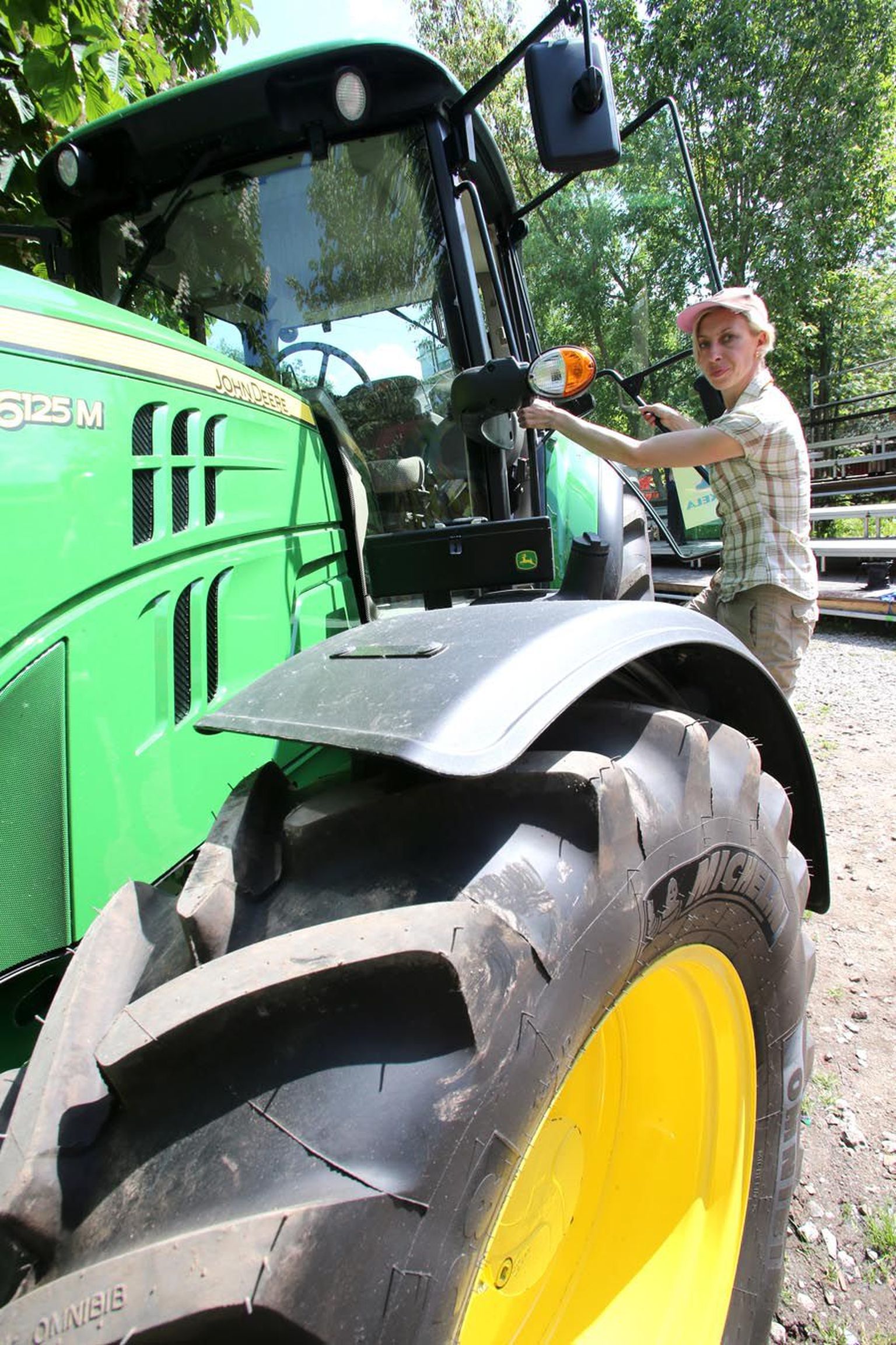 Paberitega näitlejast sai paberitega põllumees, tulemuseks Tiina Tauraite monolavastus «Traktor».