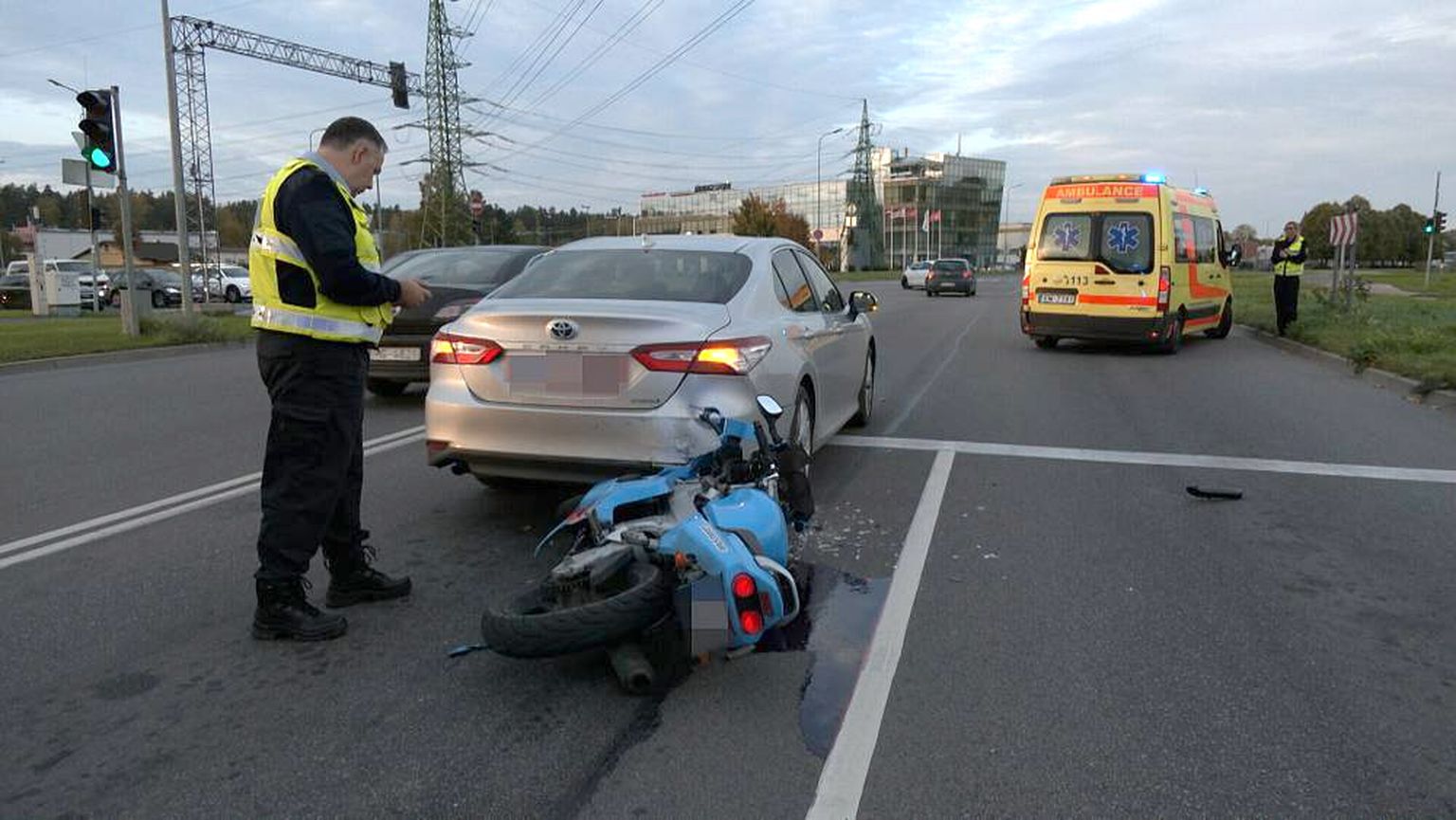 Autoavārija: automašīnas un motocikla sadursme