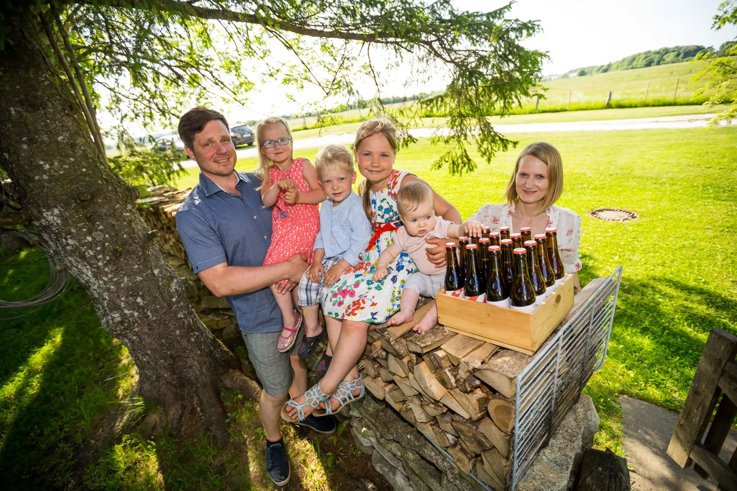 Ehe Saare idüll: kiviaed, koduõlu, kadakad ja päike. Vasakult suured ja väikesed Keldrid: isa Koit, Roosi (5), Ruudi (3), Meele (7), Aade (7 kuud) ja ema Kristel.
