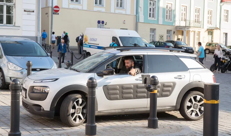 Suvepuhkus on läbi: Siim Pohlak Toompeal Citroën C4 Cactuse roolis.