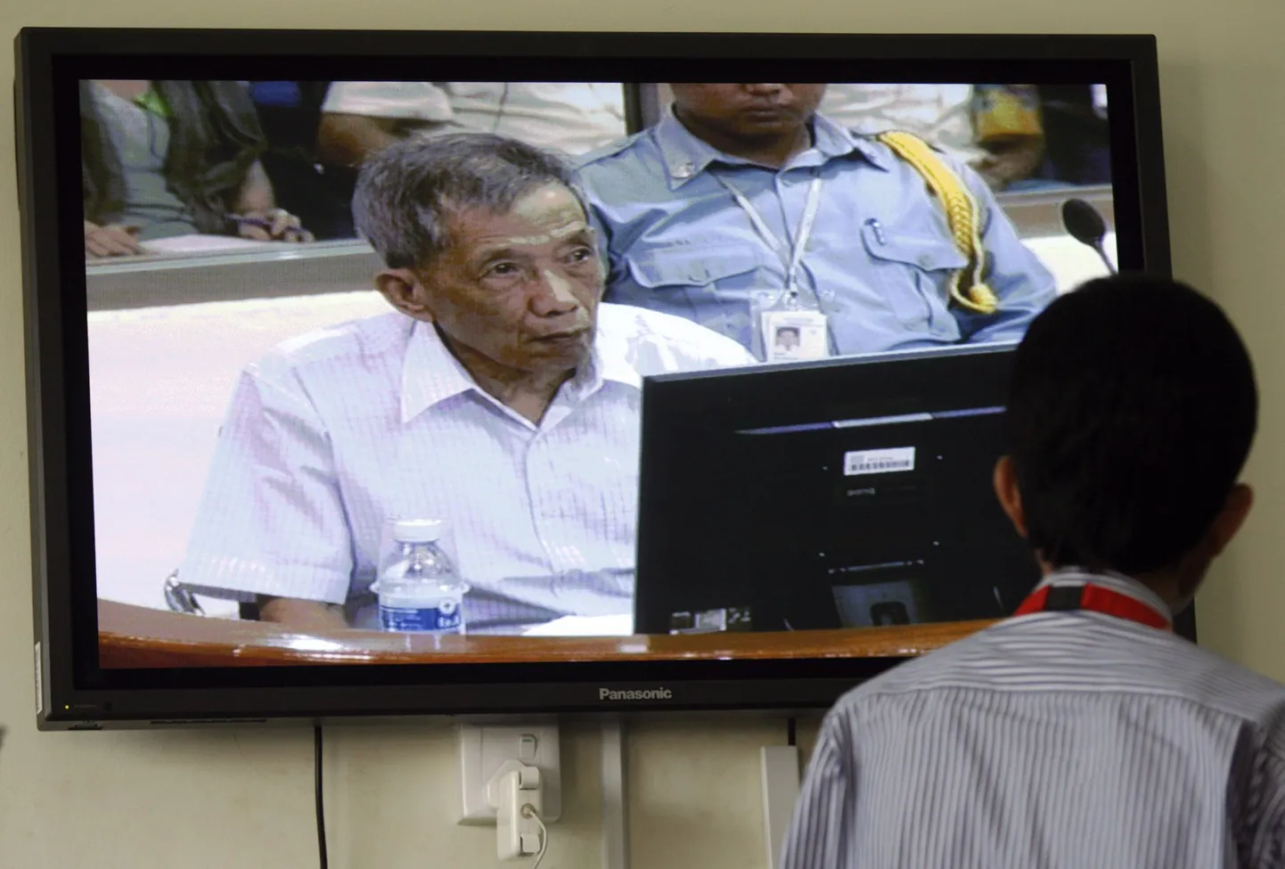 Kambodžas kunagi kardetud punakhmeeride vanglaülem Kaing Guek Eav ehk Duch tribunali ees.