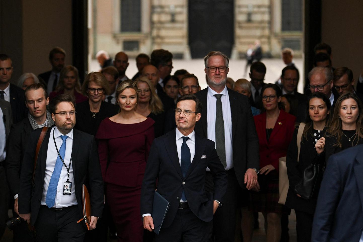 Rootsi värske peaminister Ulf Kristersson (keskel) ühes uue valitsuse ministritega. 