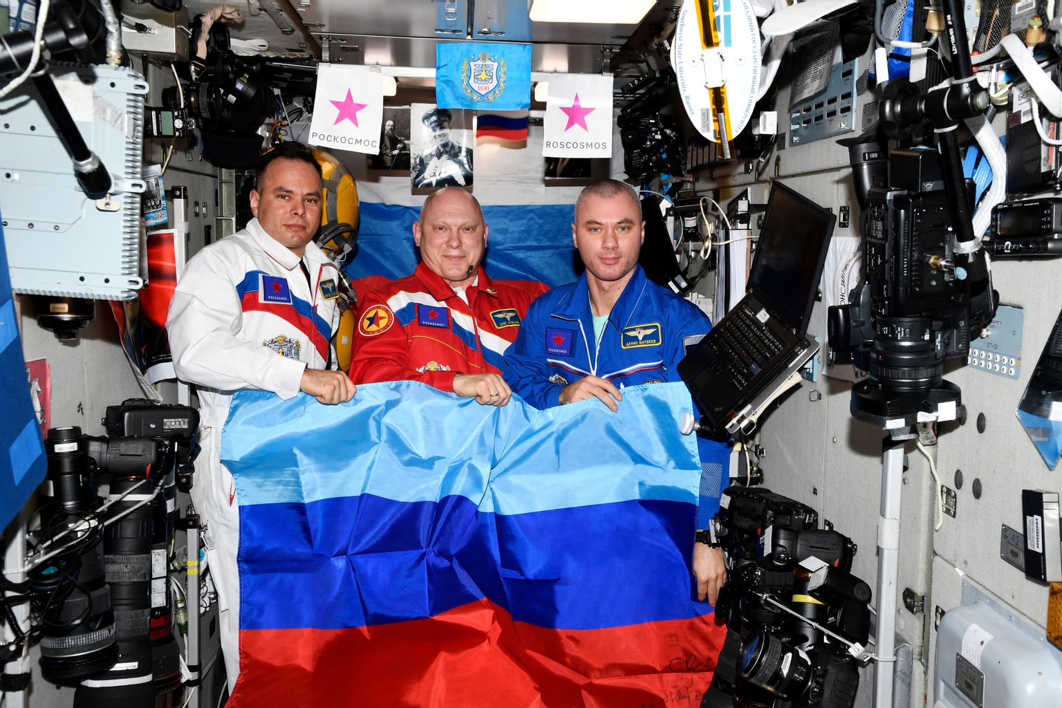 Krievijas kosmonauti ar "Luhanskas tautas republikas" karogu.