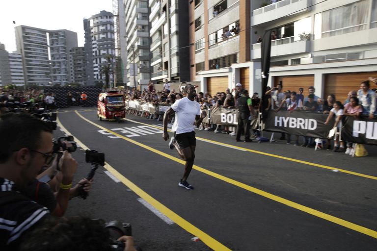 Usain Bolt jooksmas 2. aprillil Limas autorikšaga võidu