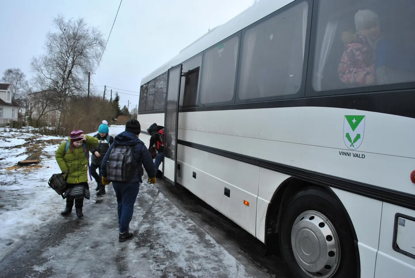 Vinni valla vana buss, mis volikogu viimatise istungi ajal, kui uue bussi soetamist arutati, taas katki läks.