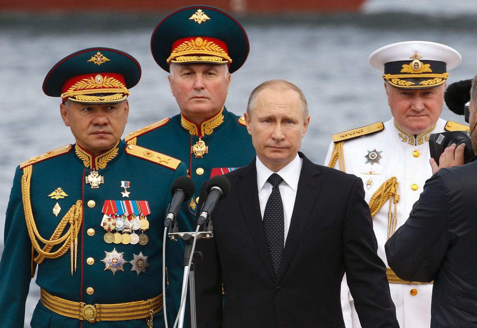 Venemaa president Vladimir Putin (keskel), kaitseminister Sergei Šoigu (vasakul), mereväeülem Vladimir Korolev (paremal) ja Lääne sõjaväeringkonna ülem Andrei Kartapolov (vasakult teine) Peterburis 30. juuli 2017.
