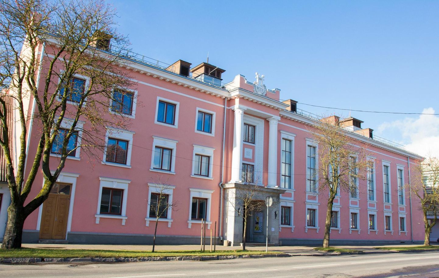 Viljandi kultuurimaja, praeguse Sakala keskuse ajalugu ulatub XVIII sajandi viimasesse veerandisse, mil samal kohal tegutses Seasaare kõrts võõrastemajaga.