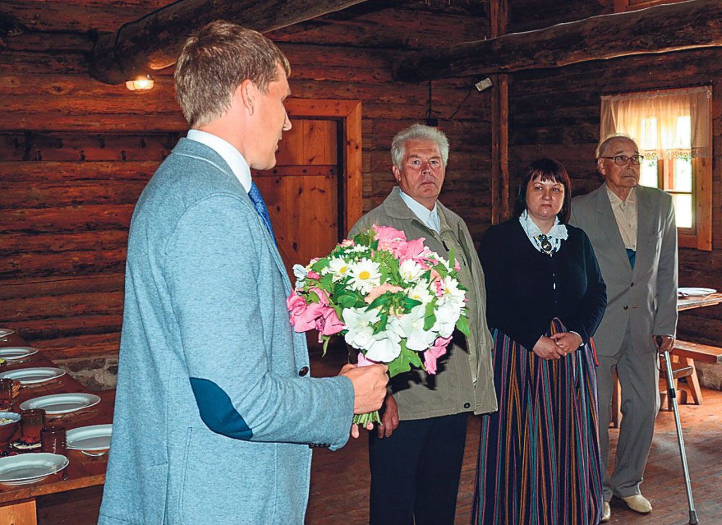 Pärnu maavanem Andres Metsoja ütleb tunnustussõnu Kurgja talumuuseumi direktoritele.