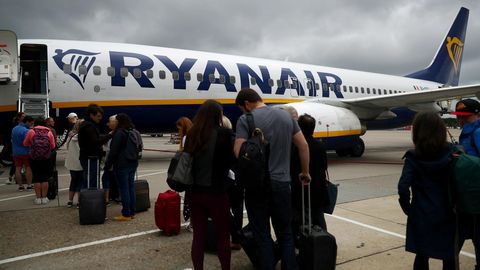 ФОТО ⟩ Представитель авиакомпании Ryanair оставил послание на багаже пассажира и потерял работу