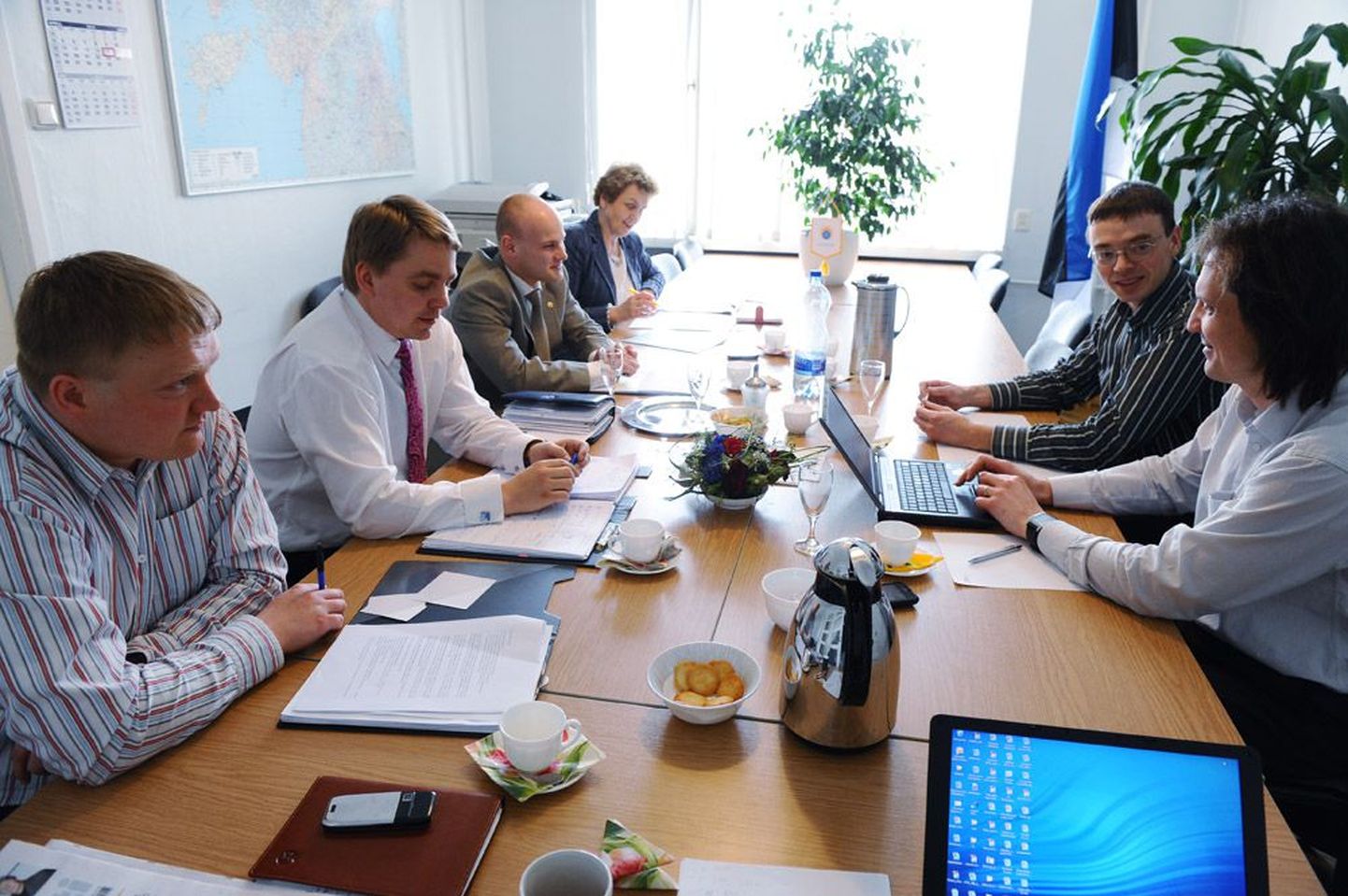 Rahvaliidu ja sotsiaaldemokraatide delegatsioon istusid eile läbirääkimiste laua taha. Pildil vasakult Kajar Lember, Karel Rüütli, Anto Liivat, Sven Mikser ja Indrek Saar.
