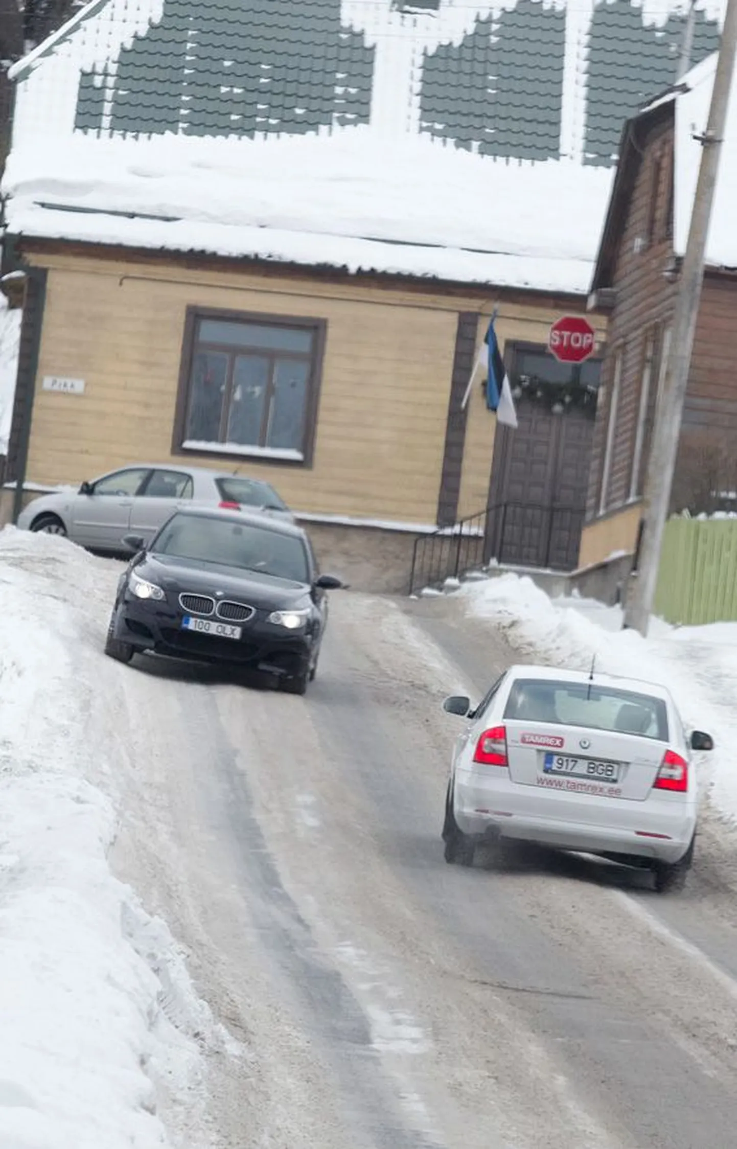 Rakveres Posti tänaval oli sõidutee eile jätkuvalt kitsas.