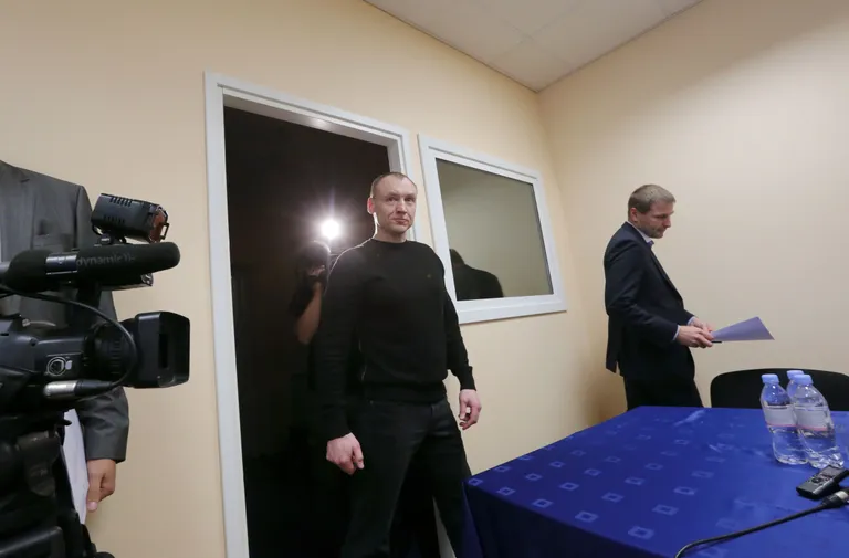 Kaitsepolitseinik Eston Kohver sisenemas kaitsepolitsei Lõuna osakonnas pressikonverentsile.