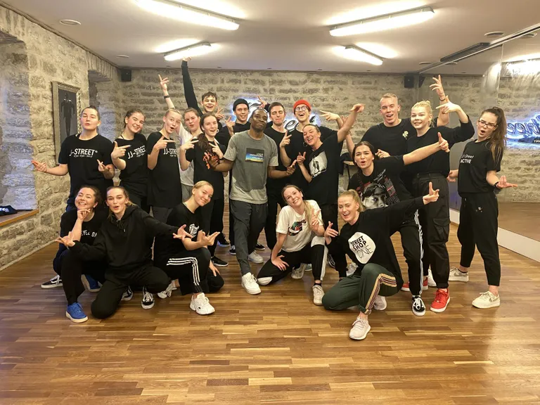 Pärast neljatunnist koolitust laupäeval jätkus paarikümnel tantsijal indu ka pühapäevasteks eratreeninguteks.