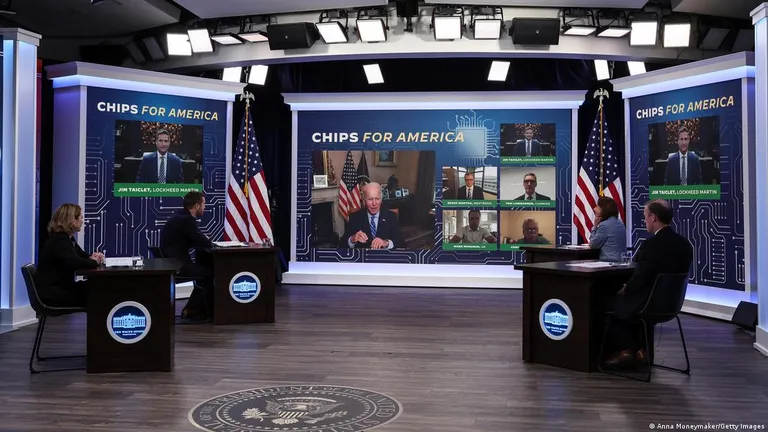 Вашингтон, 25 июля 2022. Под девизом "Чипы для Америки" Джо Байден проводит видеоконференцию с главами компаний из области высоких технологий и с лидерами профсоюзов