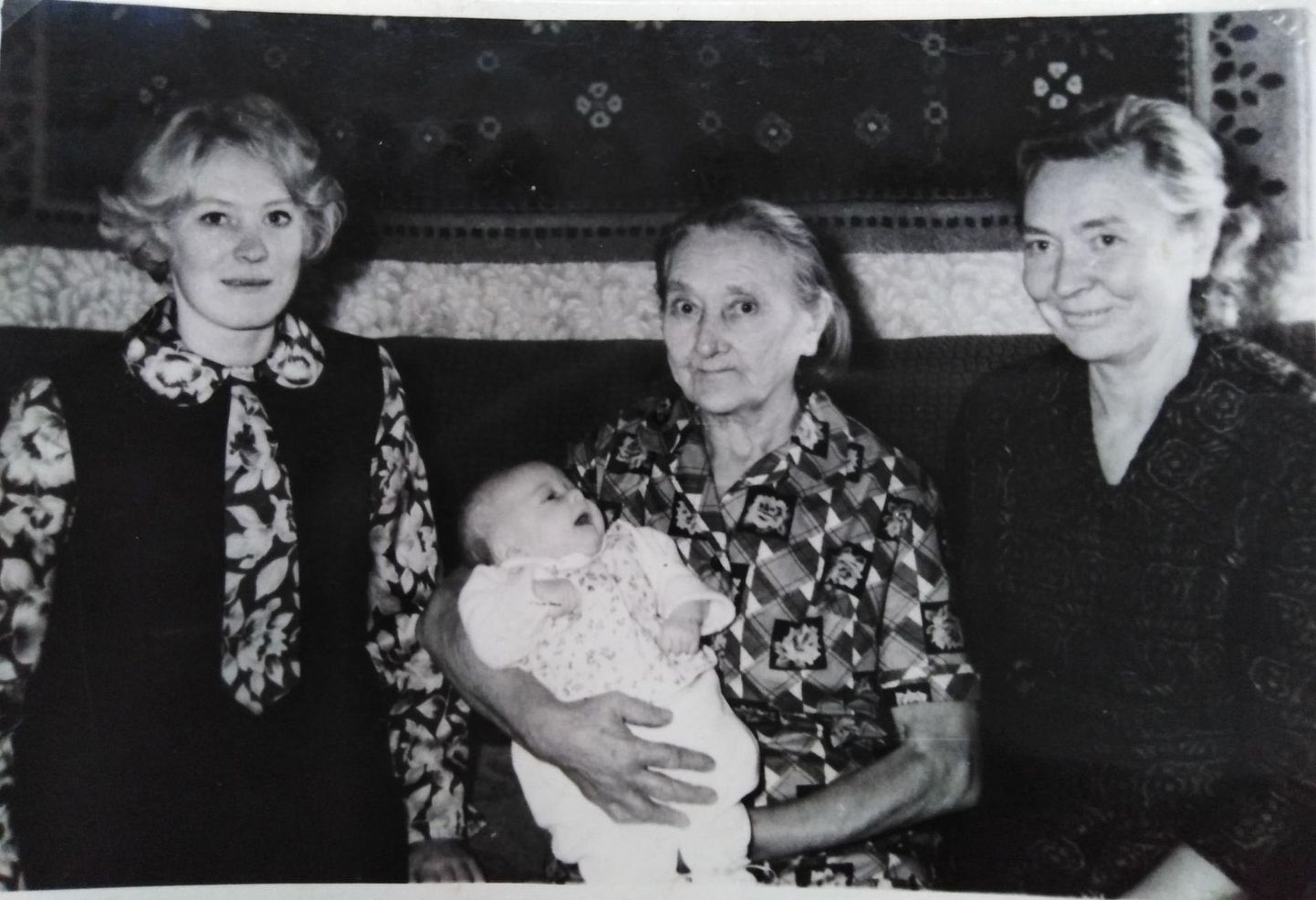 On aasta 1969. Vasakult: Leili, vanavanaema Ida, süles vastsündinud Aili Teedla, ja vanaema Ellen.
