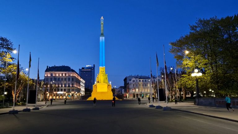 Памятник Свободы, подсвеченный цветами флага Украины