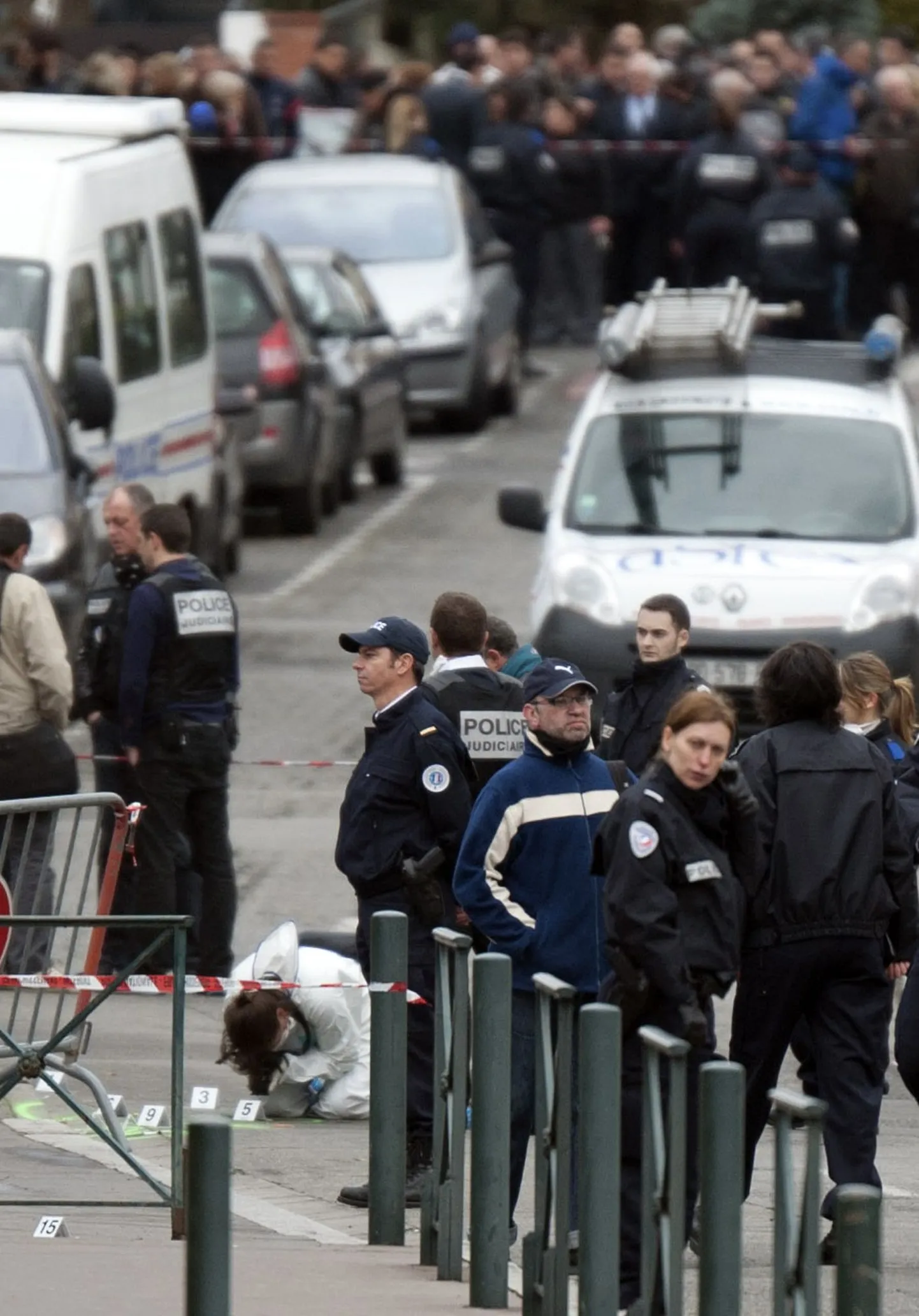 Двое из трех главных кандидатов на пост президента Франции - центрист Николя Саркози и социалист Франсуа Олланд отменили свои текущие предвыборные мероприятия в связи с убийством четырех человек в еврейской школе в Тулузе
