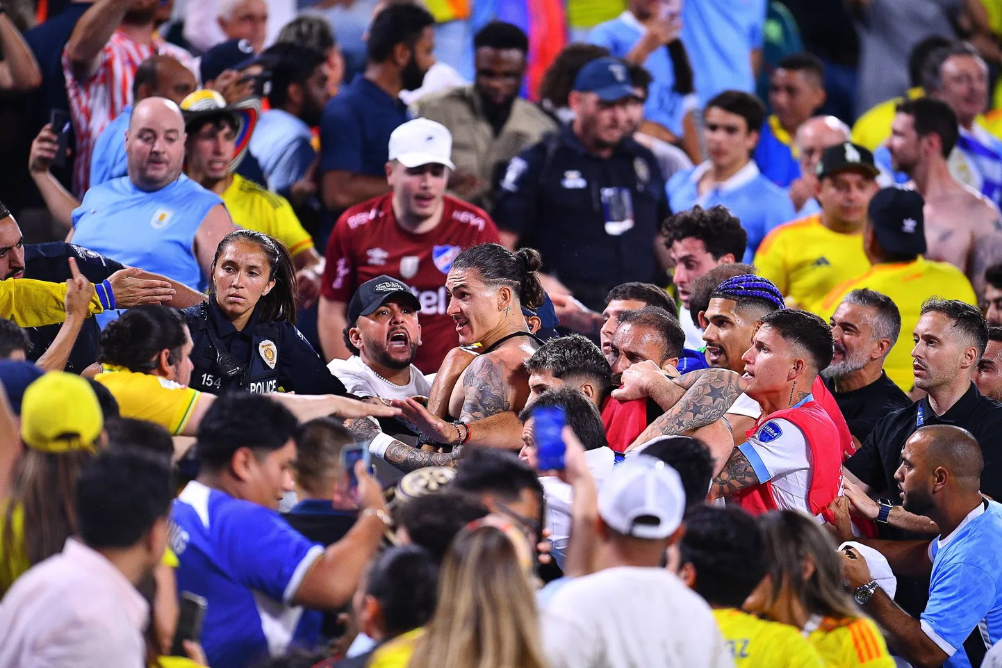 Copa America poolfinaalmängus läksid Uruguay koondislased Colombia fännidega kaklema.