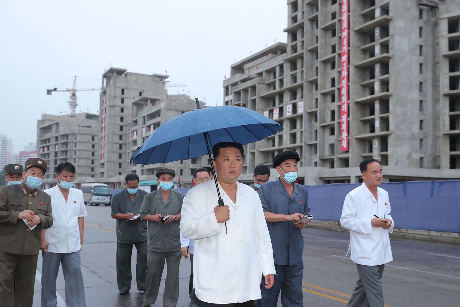 Kim Jong-un Pyongyangis ehitusplatsi külastamas.