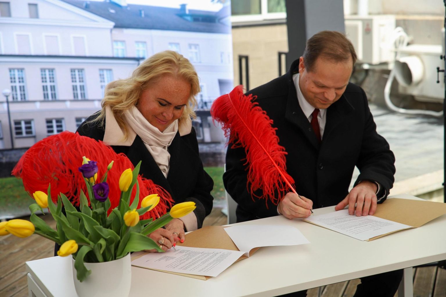 Koostööleppe allkirjastasid rahvusooper Estonia peadirektor Ott Maaten ja Rakvere linnapea Triin Varek.