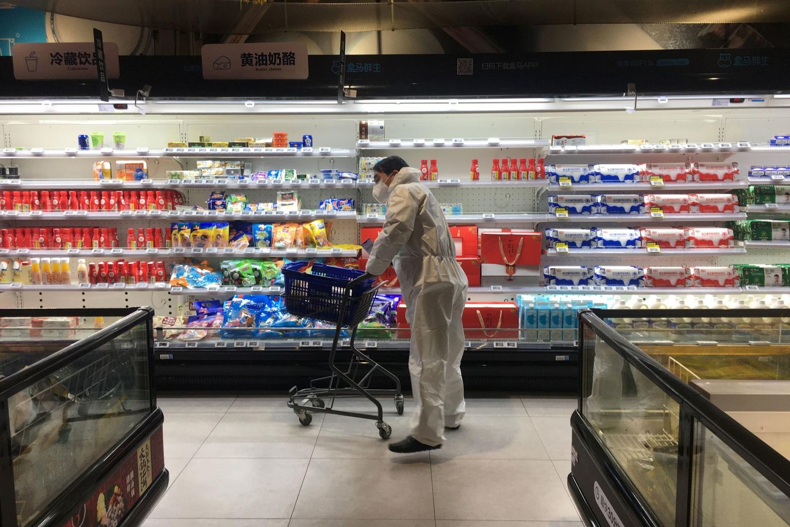 Kaitserõivastuses ostja toidupoes uue koroonaviiruse epitsentriks olevas Wuhani linnas. 