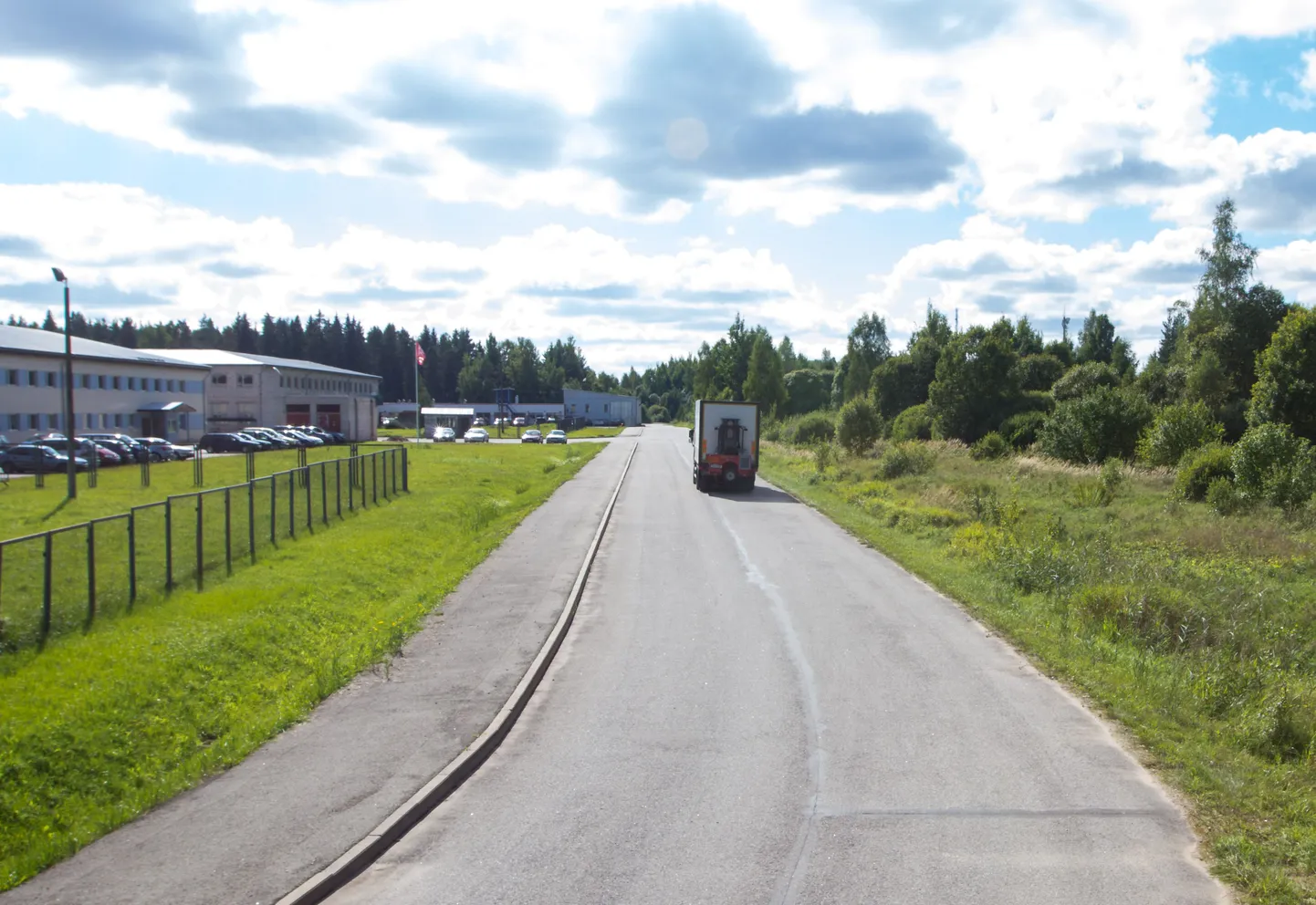 Linnavalitsuse andmetel paikneb Väike-Laatsi piirkonnas hetkel viis ettevõtet. Fotol paremale jääval tühermaal oleks pidanud detailplaneeringu kohaselt paiknema osa logistika- ja tööstuspargist.