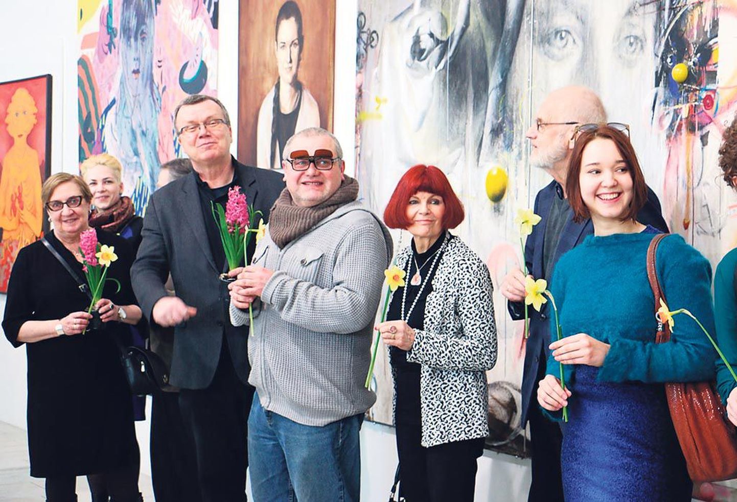 Mari Roosvalt ja Jaan Elken (vasakul) kogusid näitusele ligemale 140 maali 107 kunstnikult.