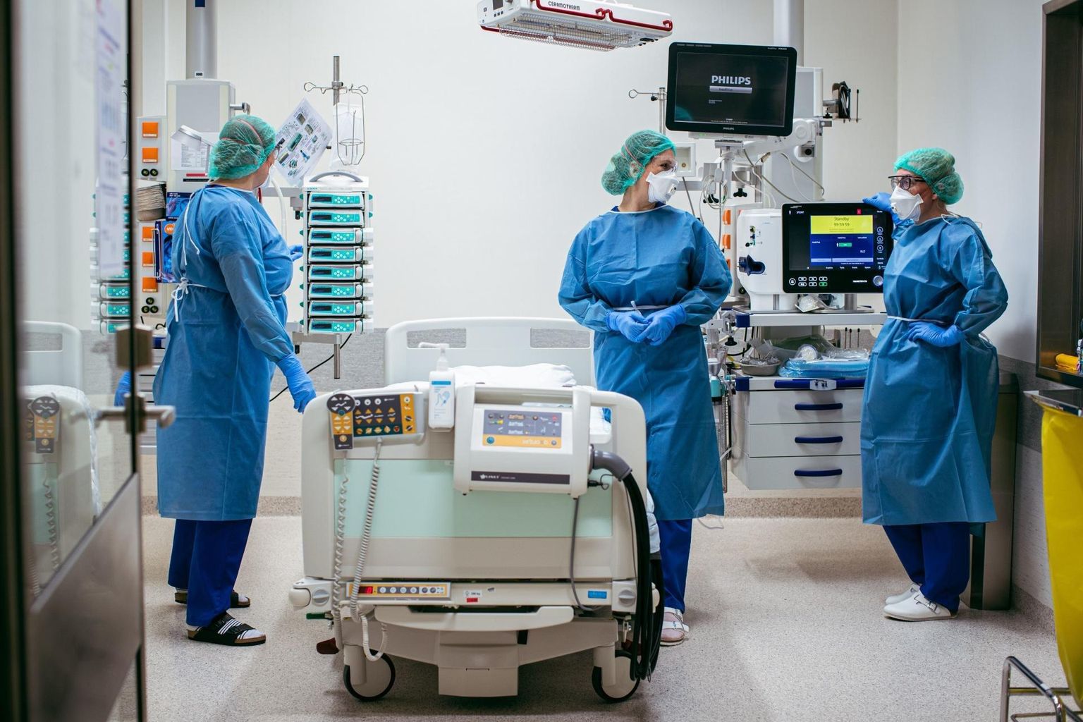 Õed valmistumas mullu märtsis koroonalaine alguses Põhja-Eesti regionaalhaigla intensiivravi palatis patsienti vastu võtma.
