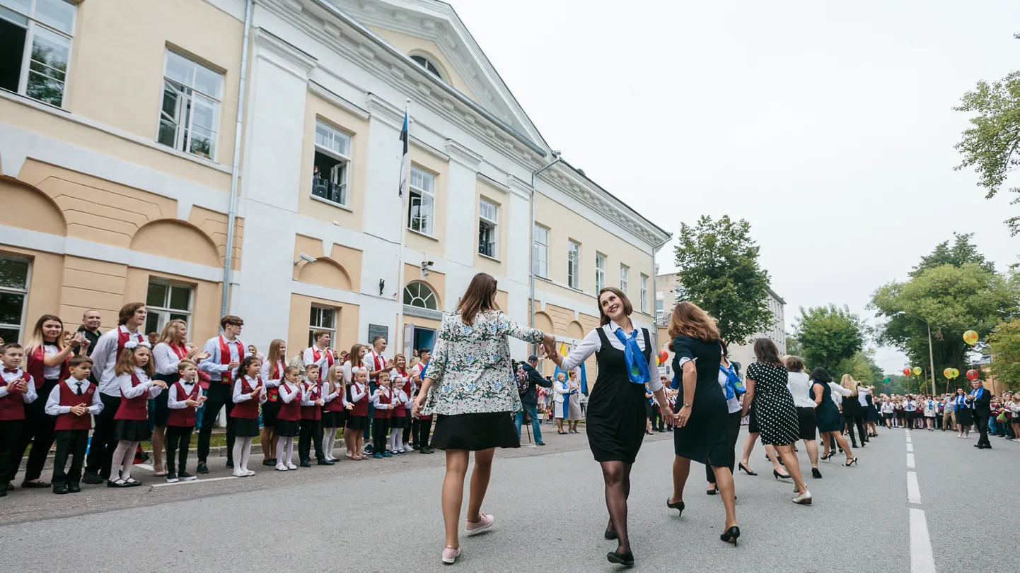 Narva Vanalinna riigikooli õpetajad ja õpilased 2018. aastal 1. septembri aktusel.